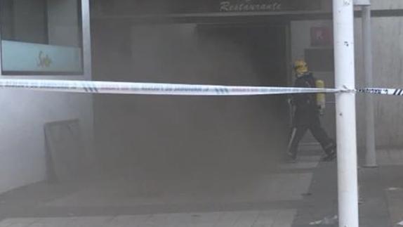 Desalojan a los vecinos de varios bloques en Lorca por un incendio en